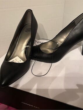 Worthington Black Pointed-Toe Leather Heels